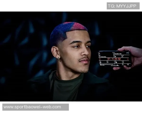 索汉女友观赛换新装引热议时尚造型再度吸引眼球 索汉女友观赛换新装引热议时尚造型再度吸引眼球